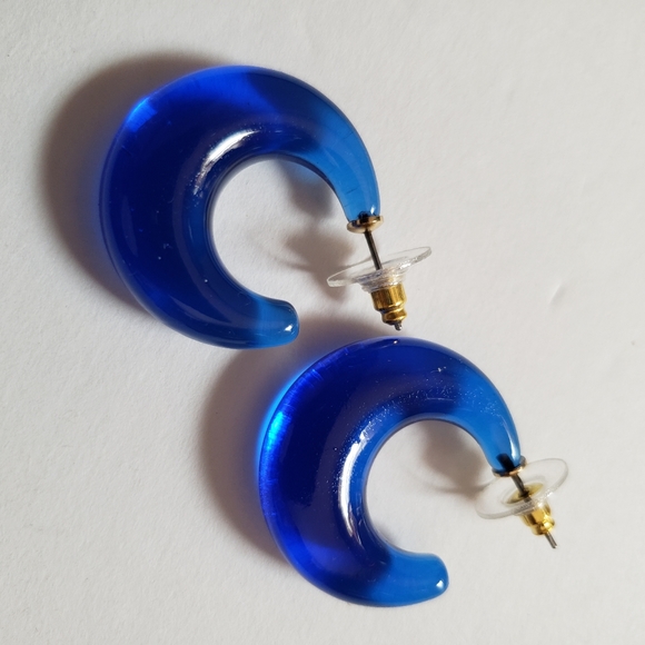 10 Pairs of Joan Rivers Lucite Hoop Earrings - Picture 14 of 16